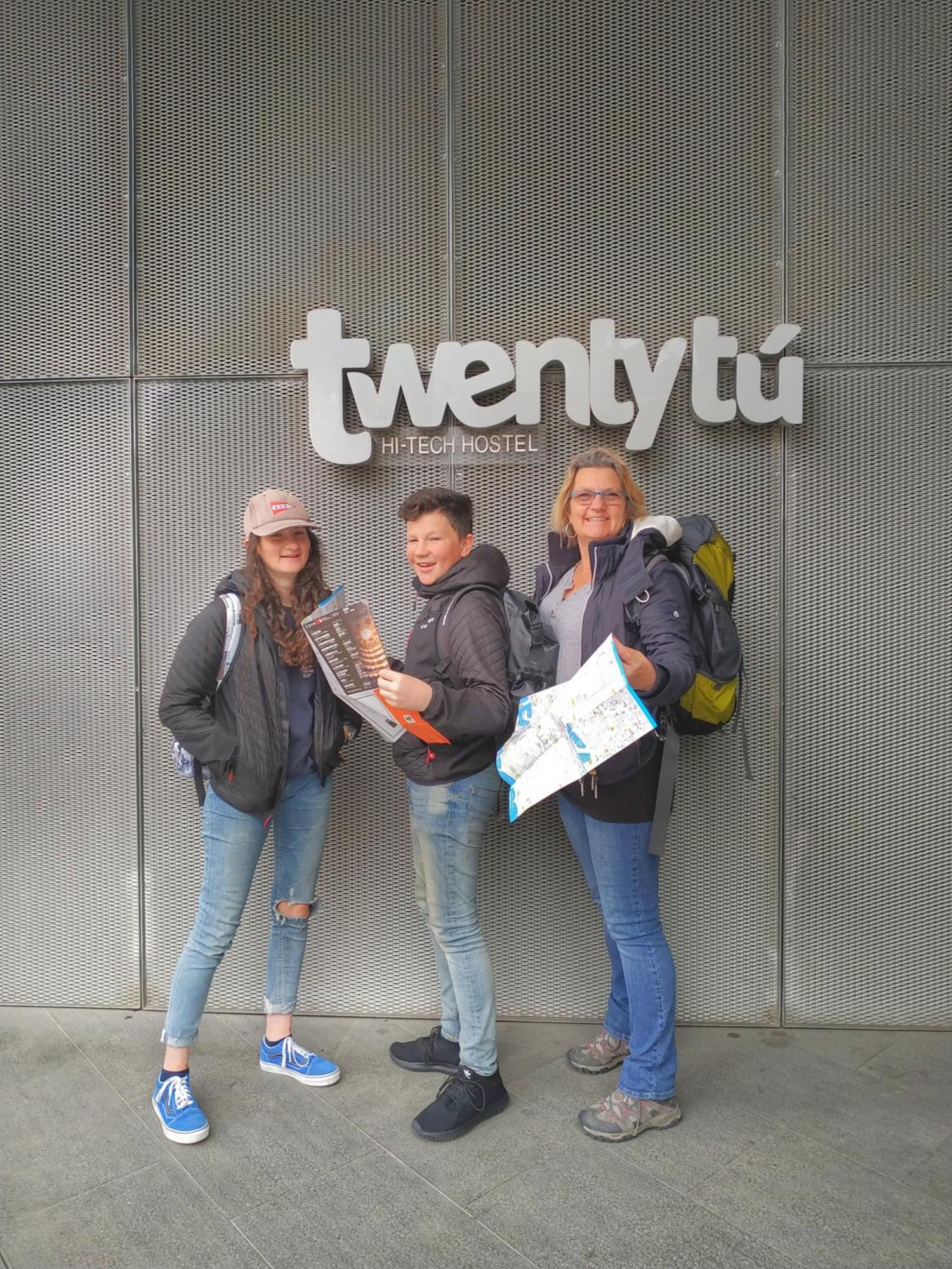 Twentytú Hostal *